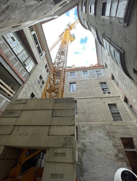 Installation d'une grue dans un environnement historique - Orion Rénovation Genève